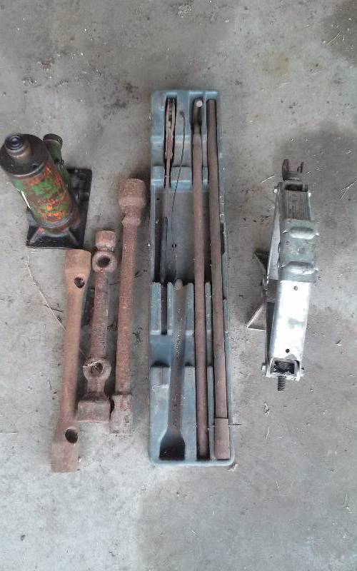 lot 10 image: Lot - Bottle Jack, Screw Jack, Truck Tire Irons