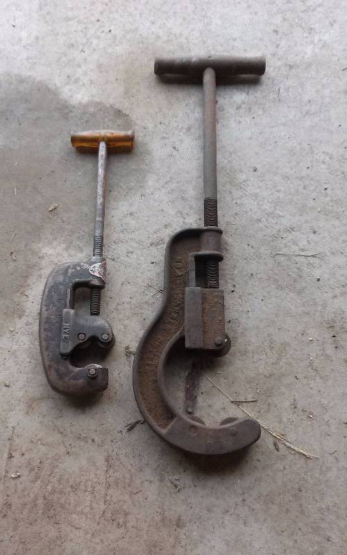 lot 11 image: Lot - (2) Pipe Cutters