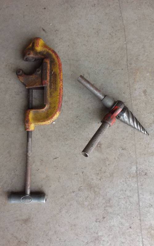 lot 13 image: Lot - Pipe Cutter and Pipe Reamer