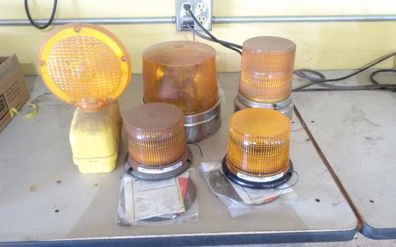lot 25 image: Lot - Misc Warning Lights - Austin Elect 1224DC, Model 2010 (never used), 12v Rotating, 12v Strobe