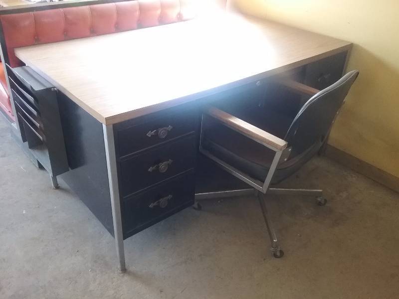 lot 201 image: Office Desk & Chair, 5ft x 3ft x 30h