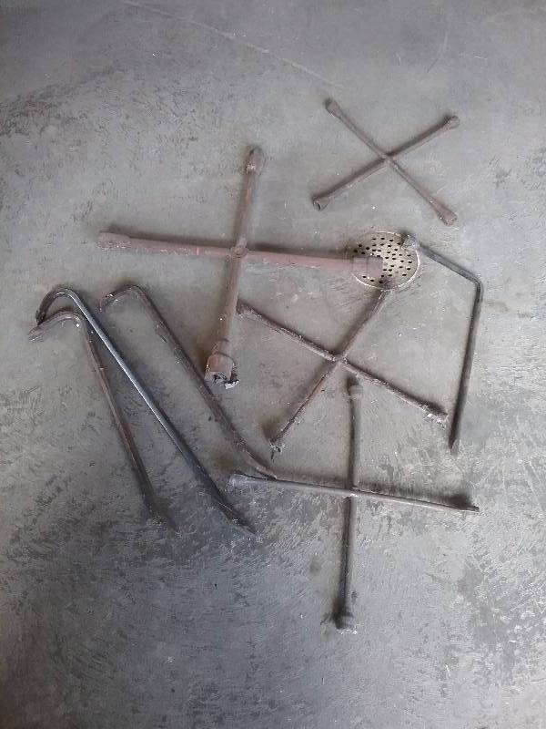 lot 212 image: Lot - 4 Way Tire Irons & Crow Bars