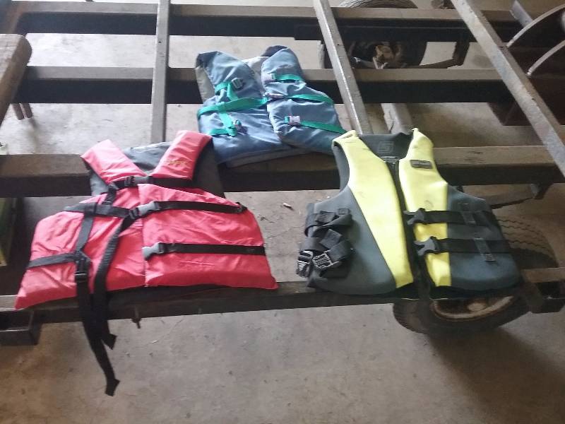 lot 221 image: Lot - Life Jackets
