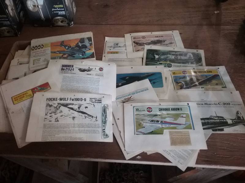 lot 224 image: Lot - Misc Model Airplane Info Cards, etc