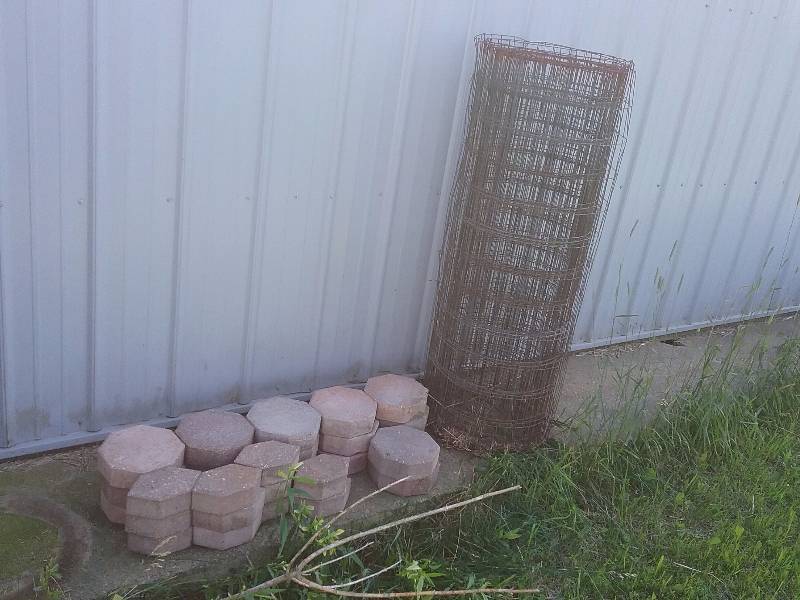lot 257 image: Lot - Roll of Wire & Misc Patio Stepping Stones