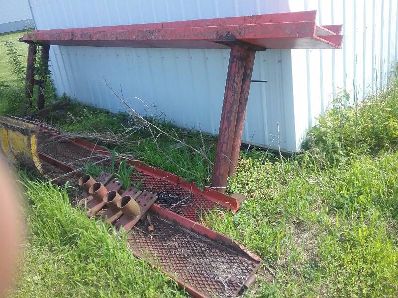lot 271 image: 15 12FT Car Rack with Ramps, Complete