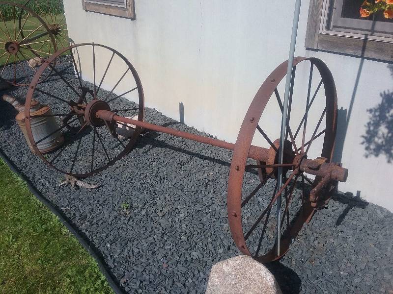 lot 285 image: Antique Metal Wagon Wheels & Axle