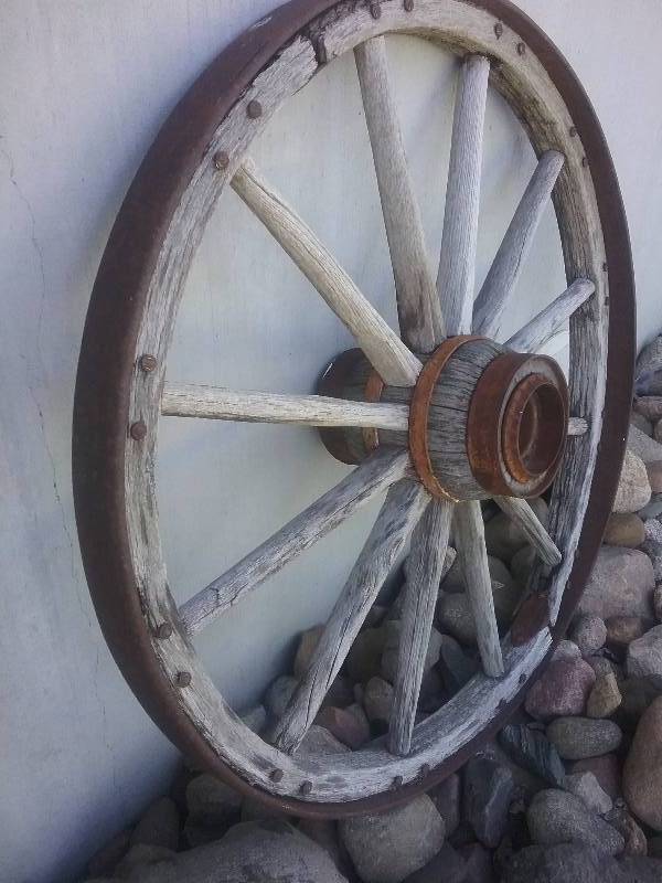 lot 289 image: Antique Wood Spoke Wagon Wheel