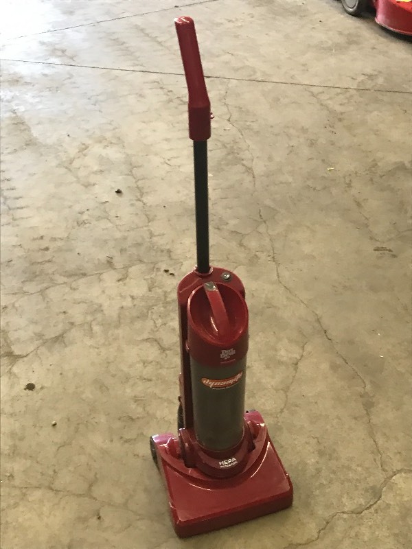 lot 23 image: Dirt Devil Dynamite Bagless Vacuum ...
