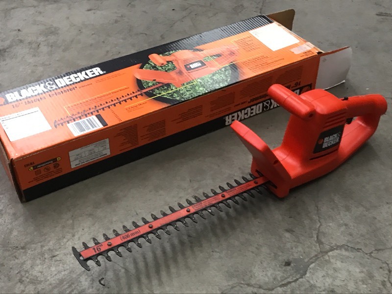 lot 43 image: Black & Decker 16 Electric Hedge T...