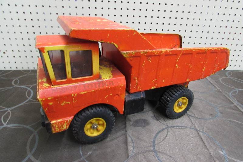 lot 546 image: METAL TONKA DUMP TRUCK