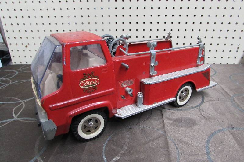 lot 550 image: TONKA FIRE TRUCK