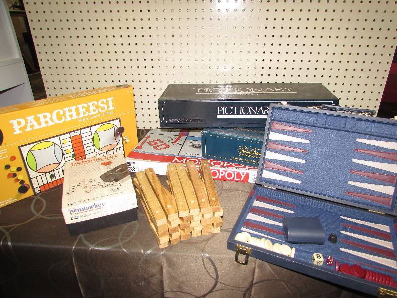 lot 555 image: GAMES