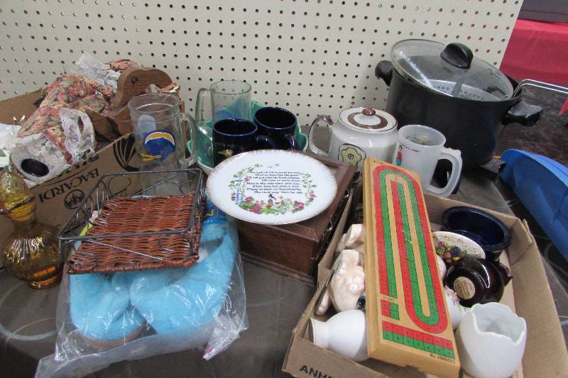 lot 557 image: MISC HOUSEHOLD ITEMS, DECOR