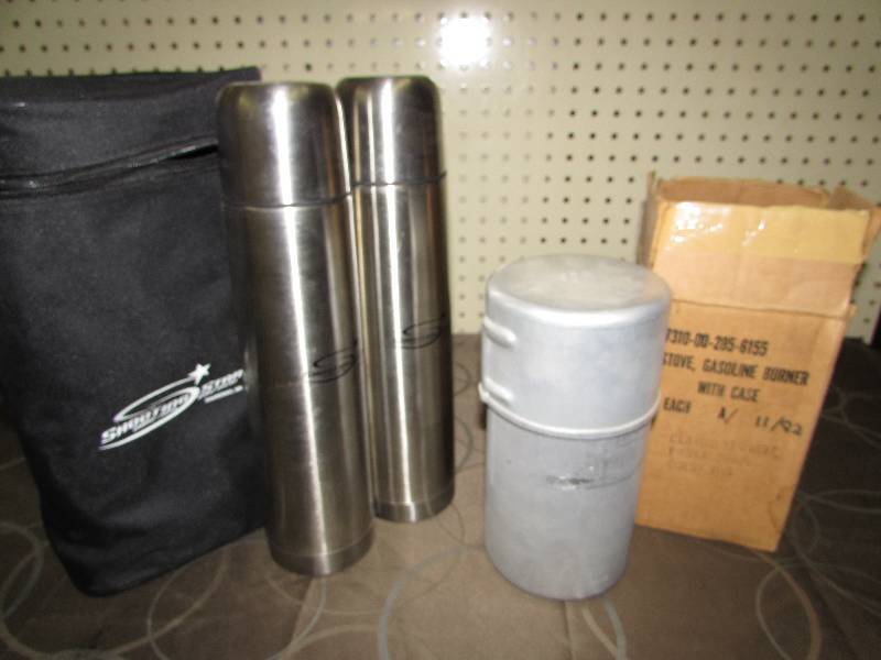 lot 560 image: GAS BURNER AND THERMOS SET