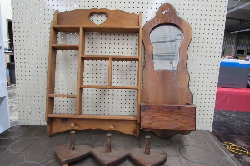 lot 566 image: WOOD SHELF, HEART WITH HOOKS, POCKET MIRROR AND WALL MIRROR