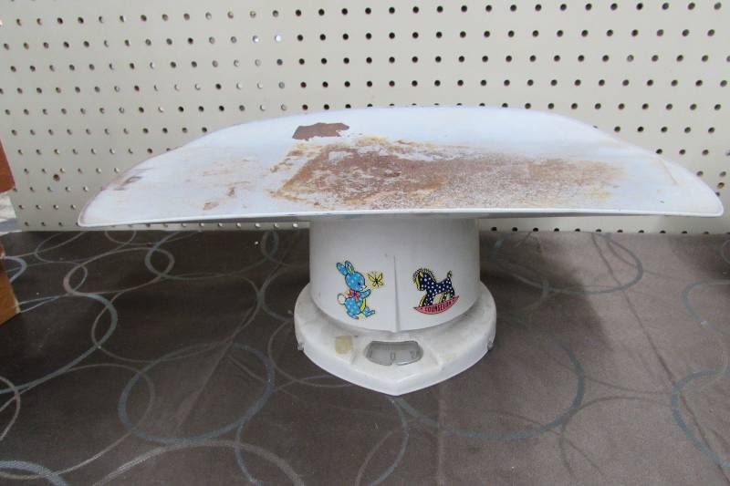 lot 568 image: VINTAGE BABY SCALE