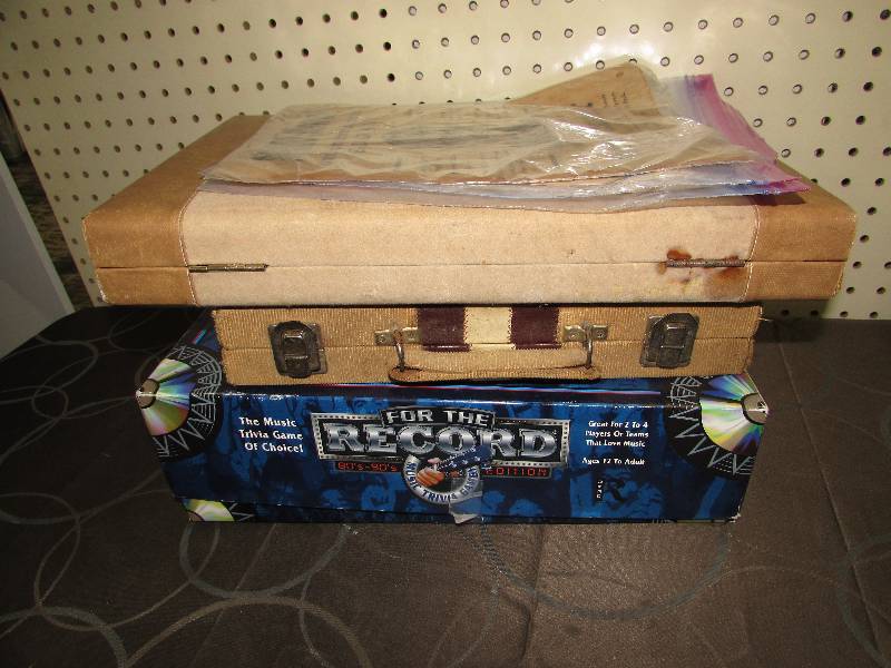 lot 577 image: BACKGAMMON GAMES, FOR THE RECORD TRIVIA GAME, BASEBALL MAGAZINE PAGES
