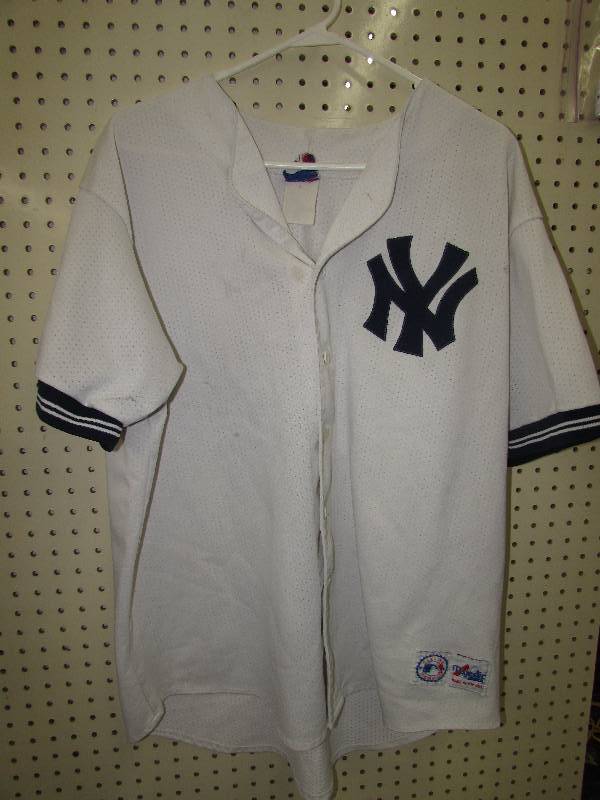 lot 578 image: NEW YORK YANKEES BASEBALL JERSEY