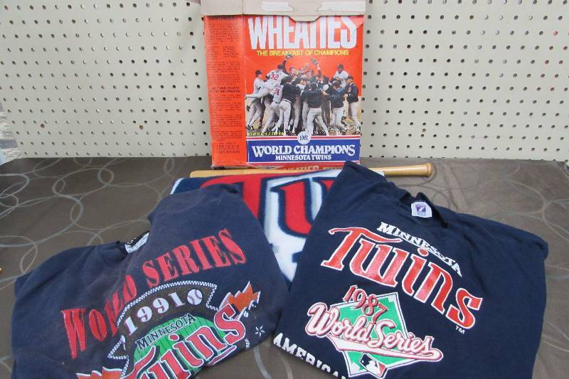 lot 580 image: MN TWINS TSHIRTS, MINI BAT, FLEECE THROW AND WHEATIES BOX