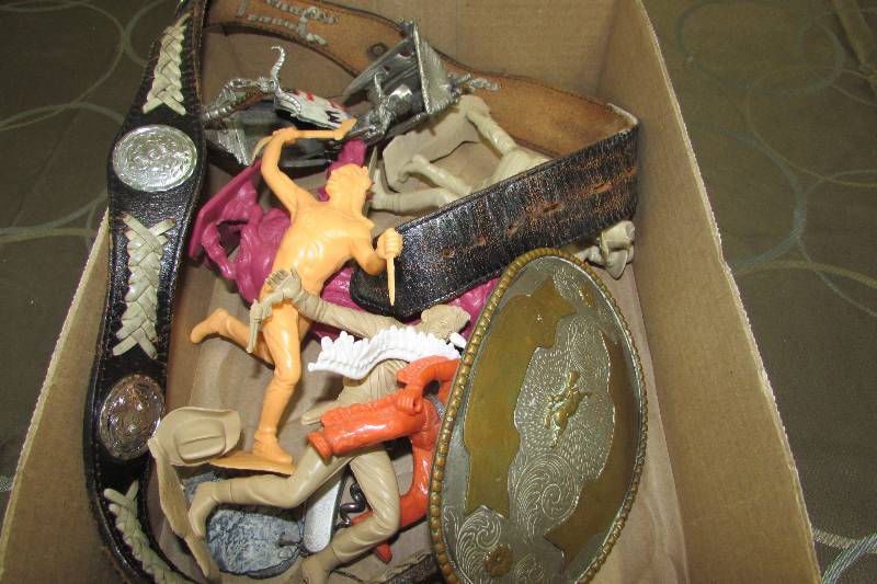 lot 584 image: VINTAGE TOYS, BELT BUCKLE