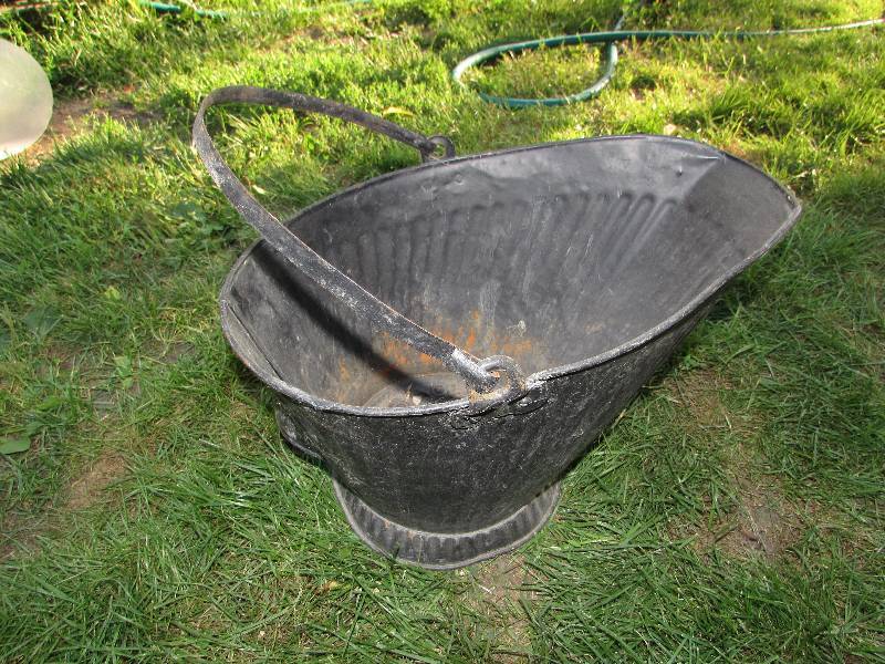 lot 589 image: ASH BUCKET AND FLOWER POTVASE