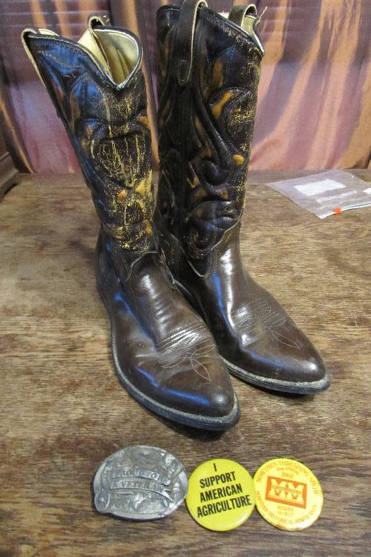 lot 594 image: HH COWBOY BOOTS, SIZE 10, BELT BUCKLE AND TWO PINS