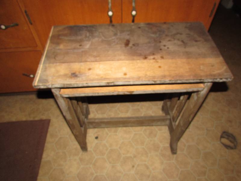 lot 600 image: ANTQUE TABLE
