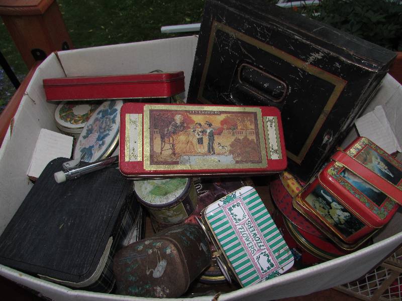 lot 601 image: BOX OF BASKETS AND OLDER TINS