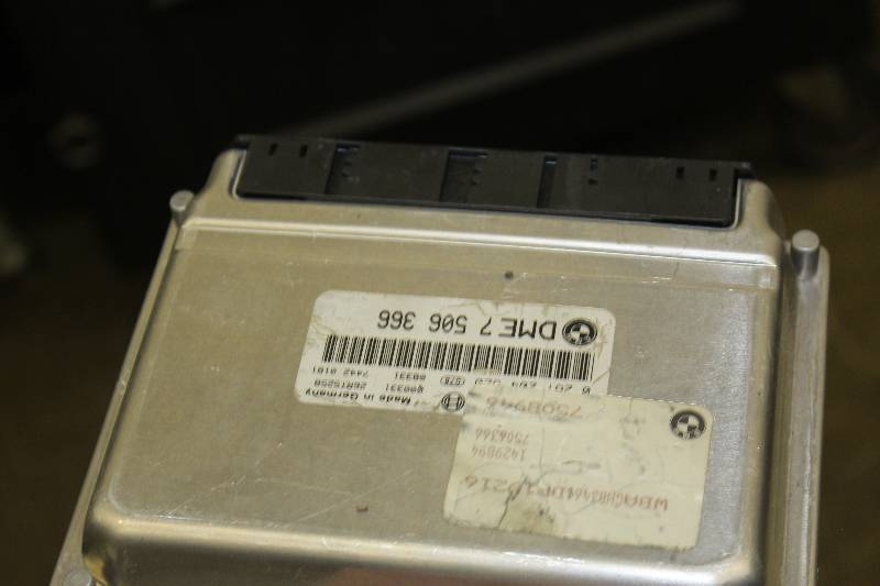 lot 187 image: 2001 BMW 740i ECU