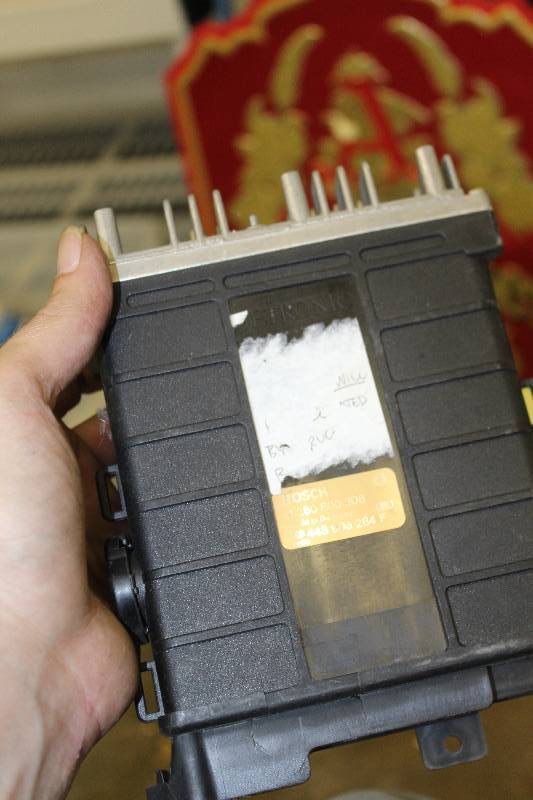 lot 169 image: 1990-1992 Audi 80100 ECU