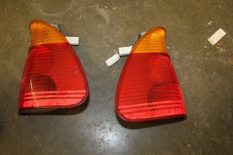 lot 194 image: Lot of (2) 2001 BMW X5 Tail Lights