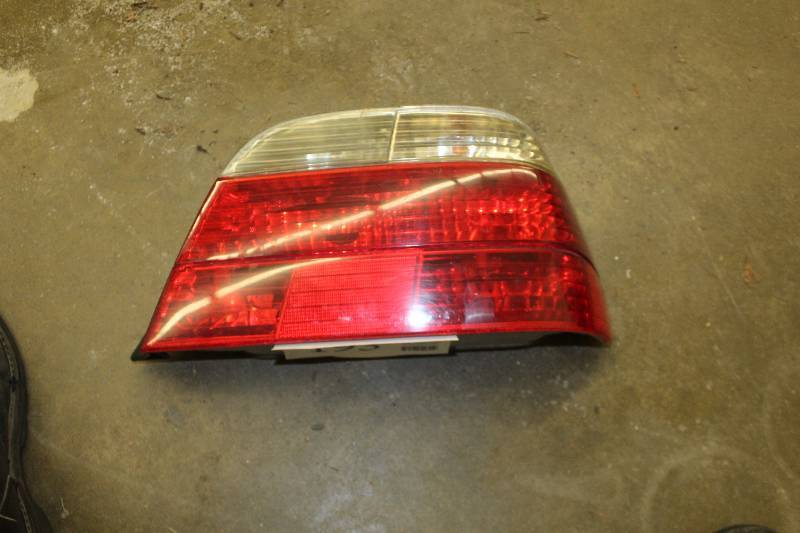 lot 193 image: BMW E38 7-Series Passenger Tail Light