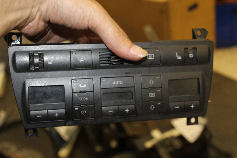 lot 212 image: 2000 Audi A6 Climate Control Unit