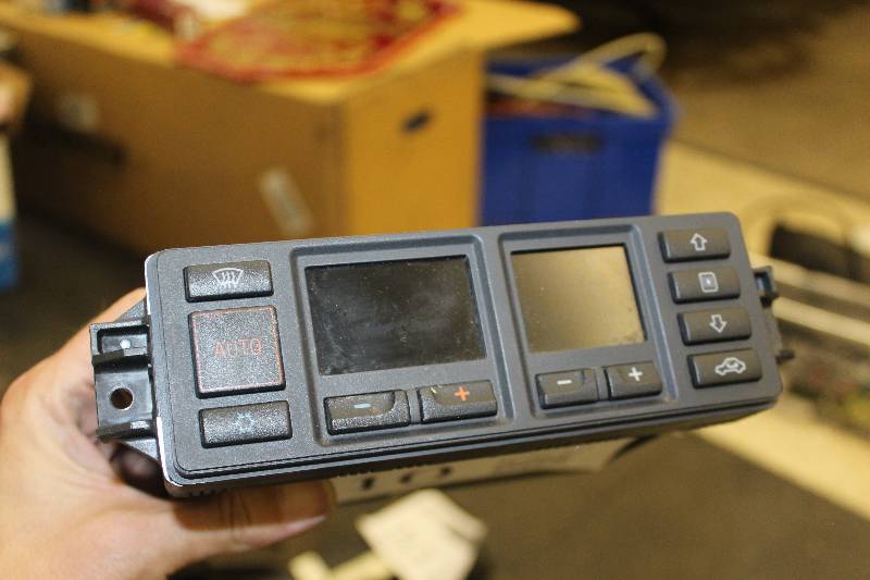 lot 210 image: Audi A6 Climate Control Unit