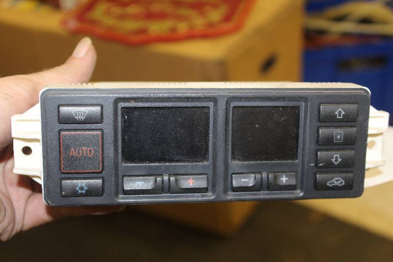 lot 214 image: 1995 Audi A6 Climate Control Unit