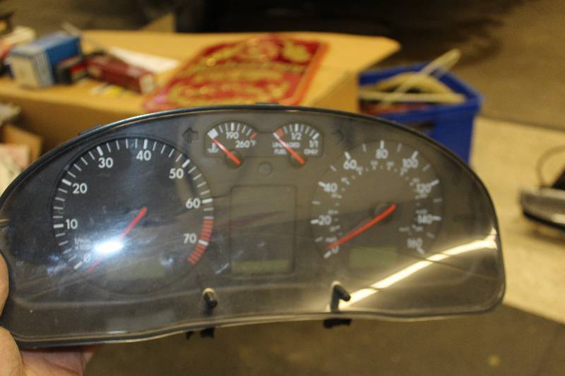lot 225 image: 1998-99 VW Passat Instrument Cluster