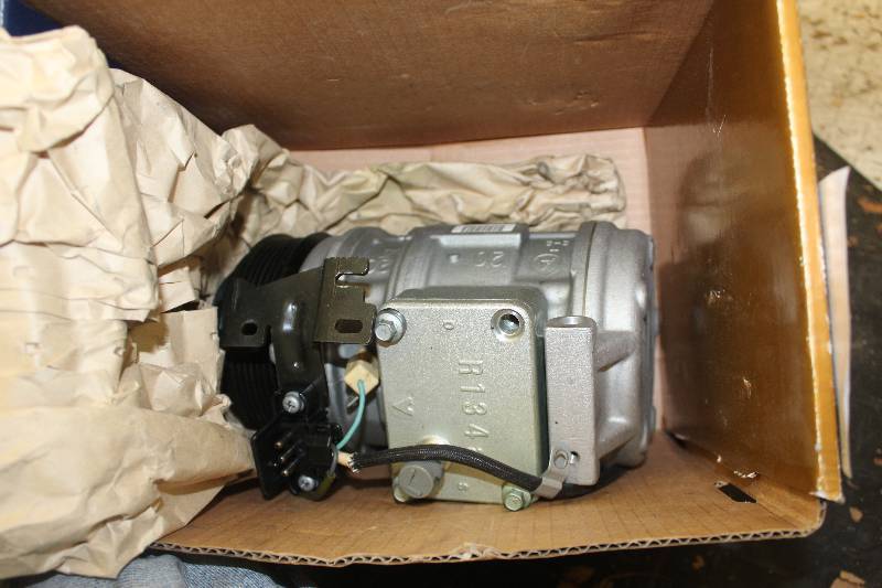 lot 243 image: 1994-1995 Mercedes Benz AC Compressor w Clutch
