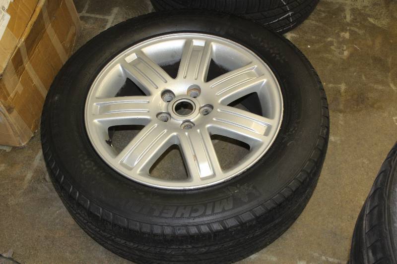 lot 28 image: Michelin P25560R19 Tire, 5-Lug 19in. Wheel