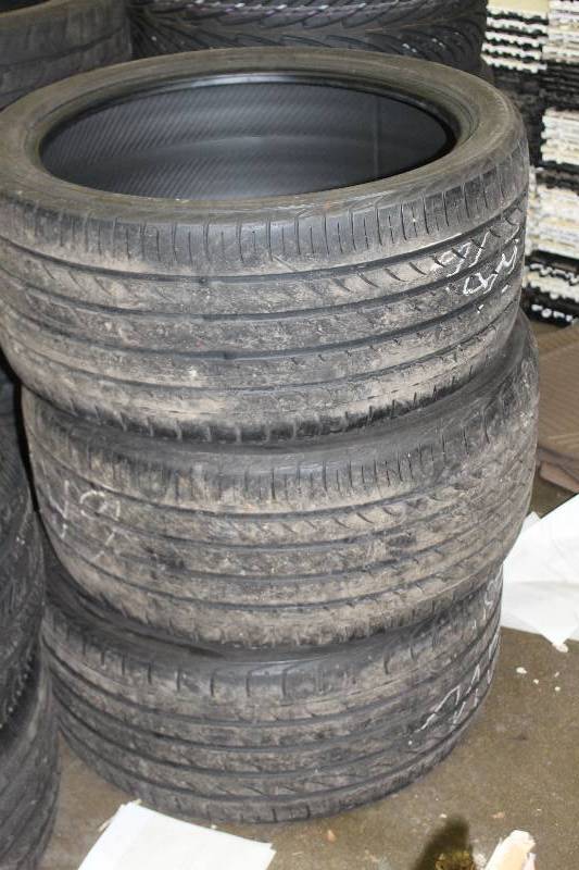 lot 43 image: Yokohama Advan Sport P26535ZR20 Tire