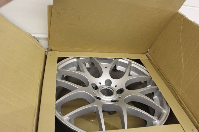 lot 29 image: Lot of (4) 19x8.5 35mm Offset 72.5mm Bore HP Wheels