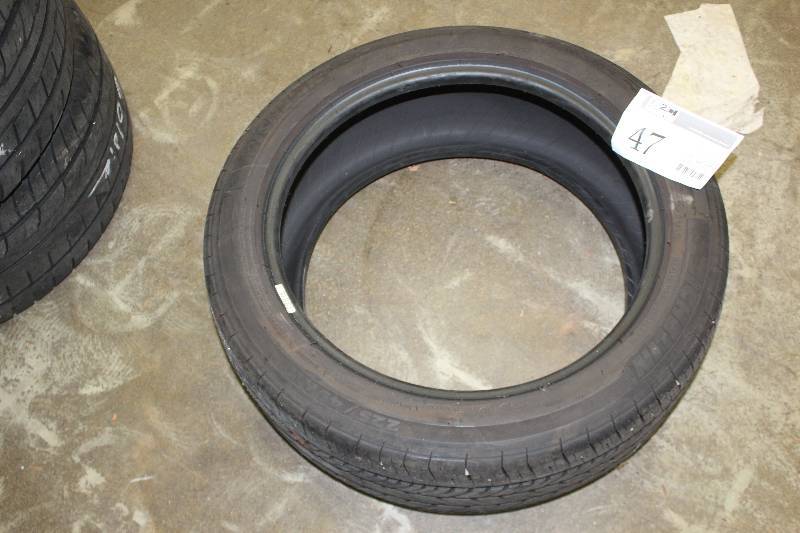 lot 47 image: Michelin Pilot Sport P22545R17 Tire