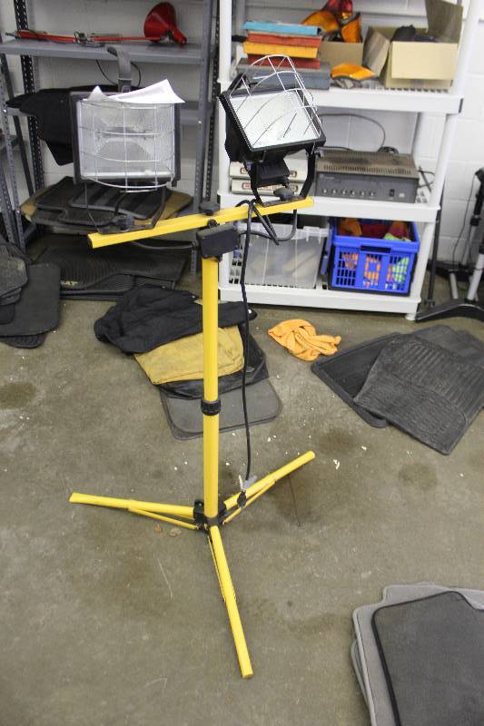lot 62 image: Tripod Mount Dual Light Shop Light