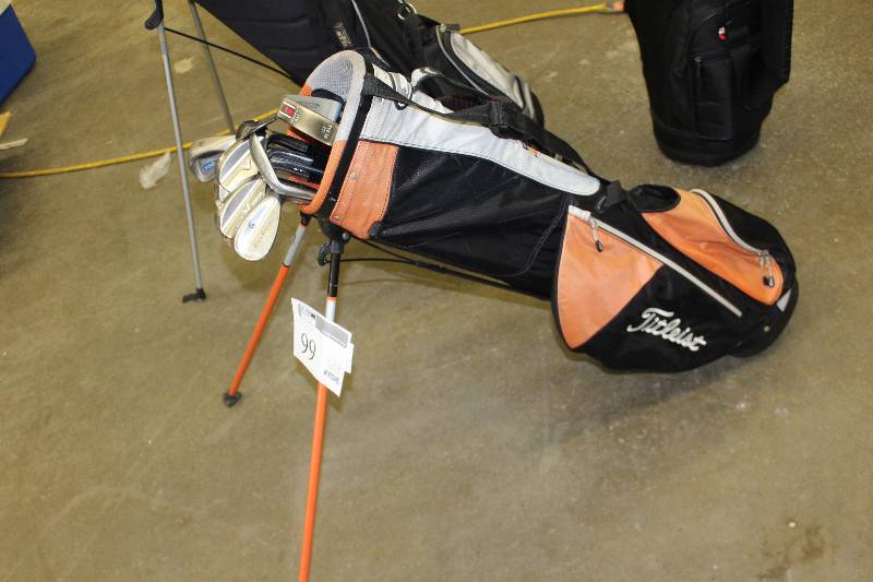 lot 99 image: Titleist Golf Club Set w Bag