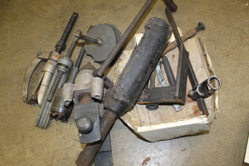 lot 112 image: Misc Bearing Puller Set