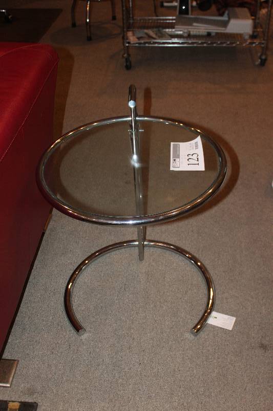 lot 123 image: Lot of (2) Tables