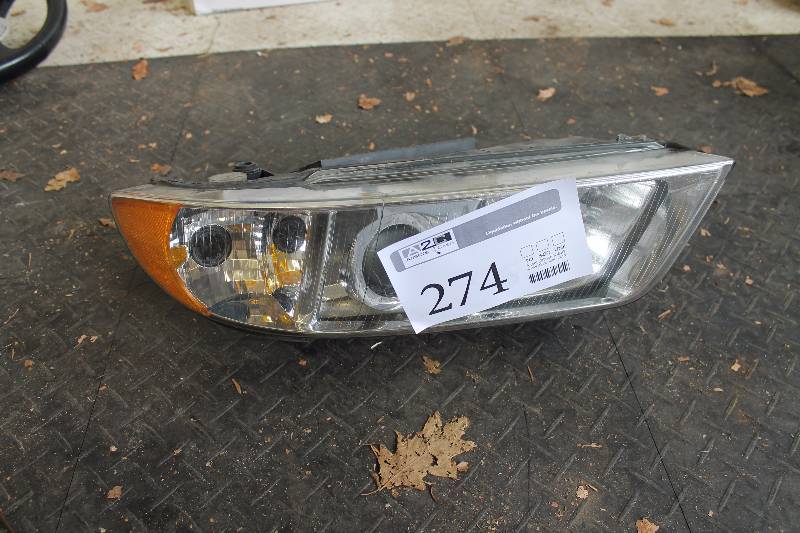 lot 274 image: 2000 Audi A4 headlight