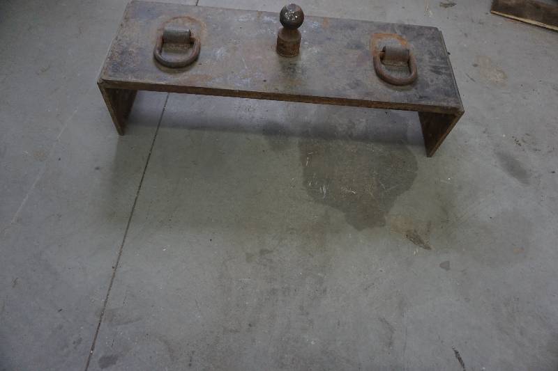 lot 23 image: Truck Bed Mount 5th Wheel Mounting Plate Hitch