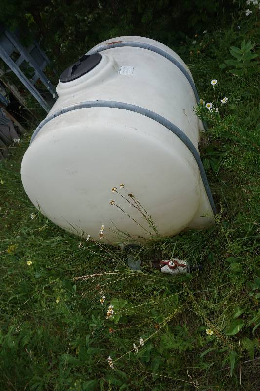 lot 25 image: 250 Gallon Truck BedTrailer Mount Fluid Storage Tank