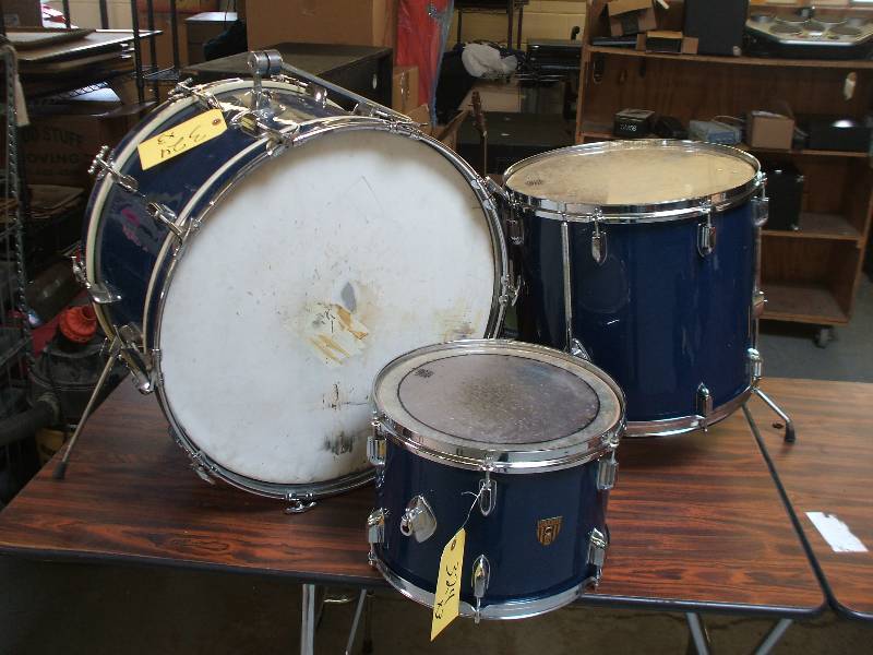 lot 324 image: 3 PC DRUM SET